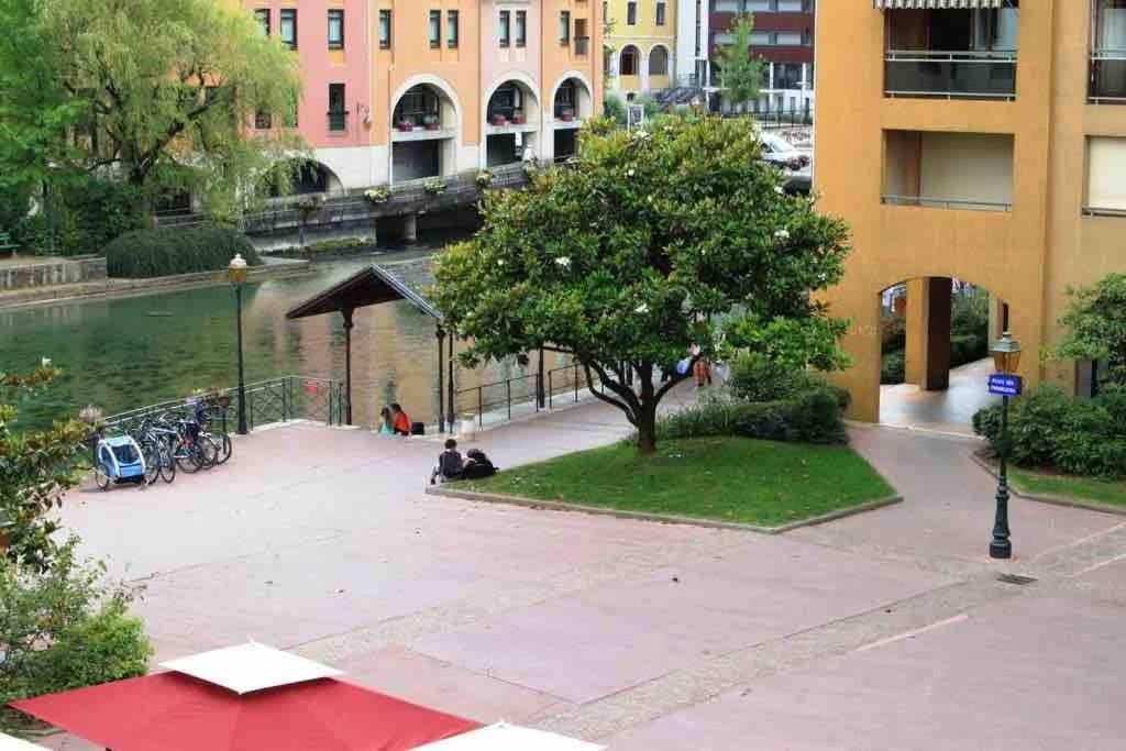 Reve De Jade Devant Le Canal Annecy Extérieur photo